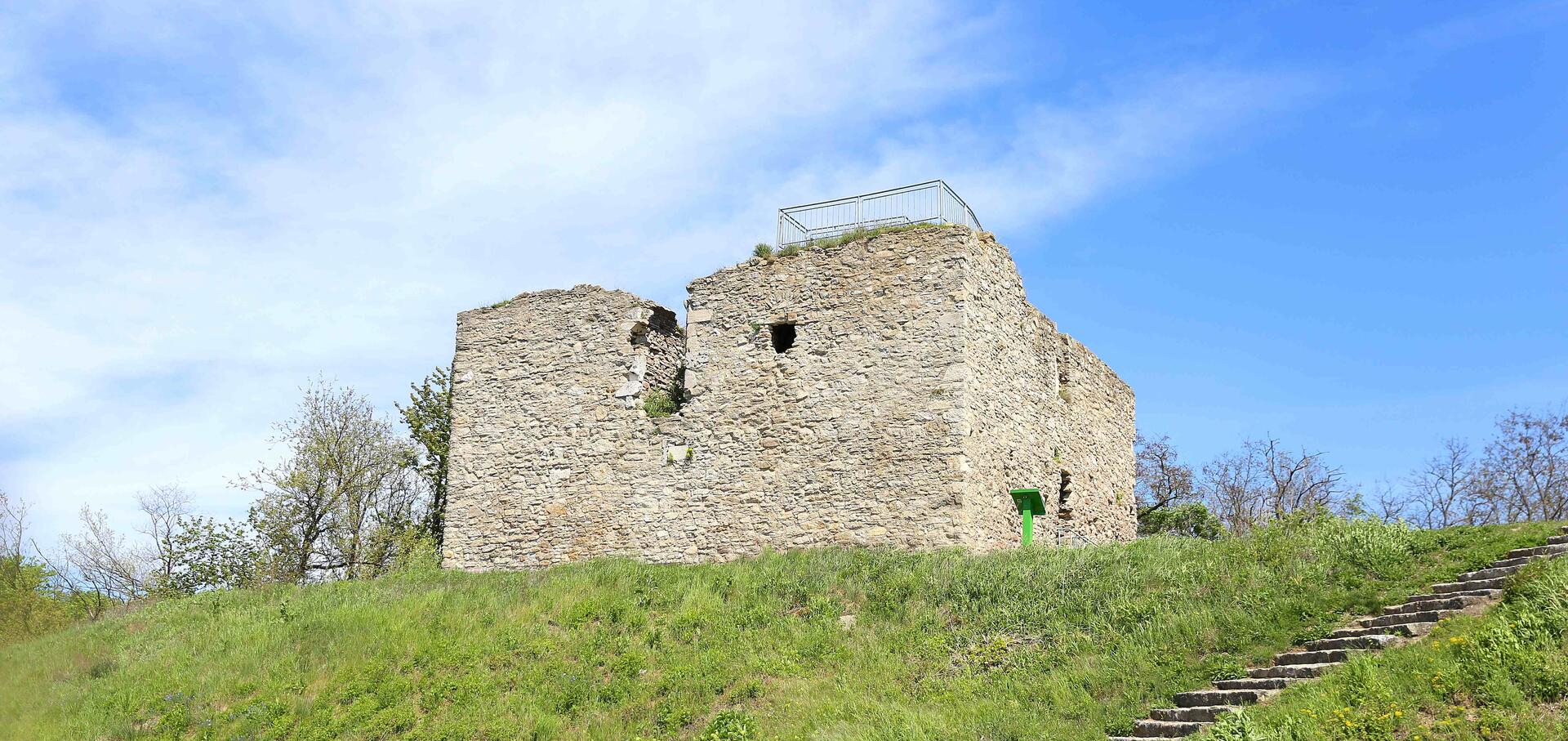 Foto von der Ruine Tabor in Neusiedl am See - mit historischer Steinmauer unter blauem Himmel