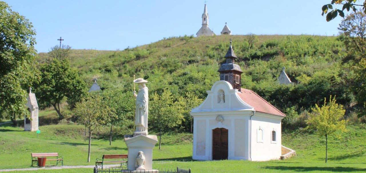 Foto vom Kalvarienberg in Neusiedl am See mit Kapelle im Hintergrund