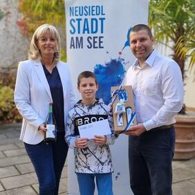 Als Sieger der Schritte-Challenge 2025 ging Zoltan Nemeth hervor, der mit einer beeindruckenden Schrittzahl überzeugte. Bürgermeisterin LAbg. Elisabeth Böhm gratulierte ihm im Rathaus persönlich zu seinem Engagement.