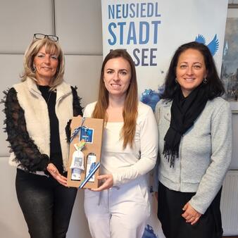 Die Bürgermeisterin und die Amtsleiterin begrüßen die neue Gemeindeärztin Dr. Sophie Weber im Rathaus.