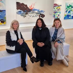 Auf Einladung von Galeristin und Künstlerin Bianca Froese-Acquaye sowie der Neusiedler Künstlerin Petra Mörth besuchte Bürgermeisterin LAbg. Elisabeth Böhm die moq ART NOW Galerie in der Wiener Straße, um die aktuelle Ausstellung zu besichtigen und sich mit den Gastgeberinnen auszutauschen.