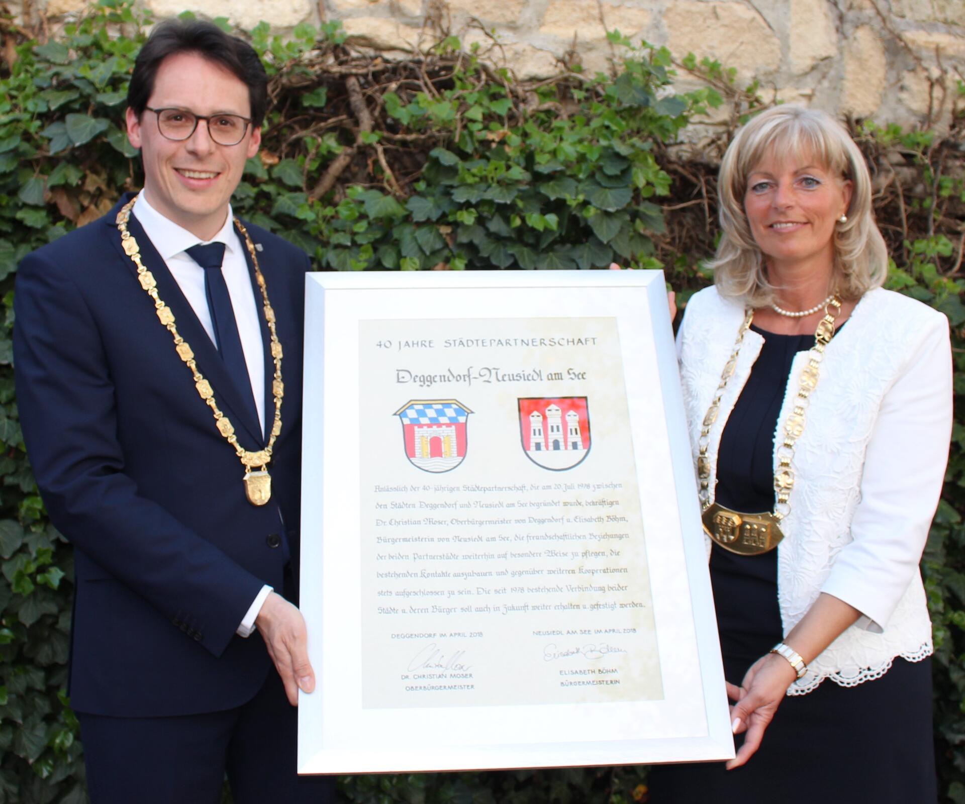 Bürgermeisterin Landtagsabgeordnete Elisabeth Böhm und Oberbürgermeisterin Dr. Christian Moser anlässlich 40 Jahre Städtepartnerschaft zwischen Deggendorf und Neusiedl am See.