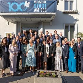 In Neusiedl am See wurde am Samstag das 100-jährige Jubiläum der Erhebung zur Stadt mit einer Festsitzung des Gemeinderates und einer Gala in der Mittelschule Neusiedl am See gefeiert.