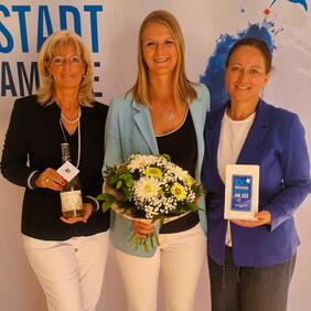 Bürgermeisterin LAbg. Elisabeth Böhm und Amtsleiterin Judith Siber-Reiner gratulierten Reiterin Riccarda Peckary.