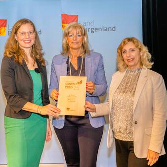 Landeshauptmann-Stellvertreterin Anja Haider-Wallner, Bürgermeisterin LAbg. Elisabeth Böhm, Umwelt-Gemeinderätin der Stadtgemeinde Neusiedl am See Gerda Kappel bei der Verleihung des Burgenländischen Umweltpreises 2025.