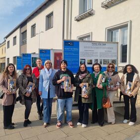 Bürgermeisterin LAbg. Elisabeth Böhm mit den Neusiedler Künstlerinnen und Künstler bei der Eröffnung der Wanderausstellung "Kunst im Freien" am Rathausplatz.