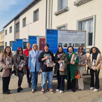 Bürgermeisterin LAbg. Elisabeth Böhm mit den Neusiedler Künstlerinnen und Künstler bei der Eröffnung der Wanderausstellung "Kunst im Freien" am Rathausplatz.