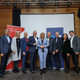 Im Bild: Die Vorsitzende der Landesgruppe Burgenland Bürgermeisterin LAbg. Elisabeth Böhm (Mitt) begrüßte Güssings Bürgermeister Vinzenz Knor, Eisenstadts Magistratsdirektorin Mag.a Gerda Török, Frauenkirchens Bürgermeister Mag. Hannes Schmid, Eisenstadts  Bürgermeister LAbg. Mag. Thomas Steiner, Neudörfls Bürgermeister LAbg. Dieter Posch sowie den Generalsekretär des Österreichischen Städtebunds OSR Mag. Dr. Thomas Weninger, Landesgeschäftsführerin Judith Siber-Reiner und Oberpullendorfs Bürgermeister Johann Heisz bei der Landesgruppenkonferenz in Neusiedl am See.