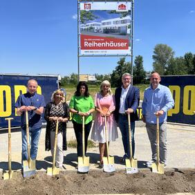 Bürgermeisterin LAbg. Elisabeth Böhm, Vizebürgermeisterin Sabine Nyikos, Vizebürgermeister Stefan Wögerer, Umwelt-Gemeinderätin Gerda Kappel und Gemeinderat Josef Brandlhofer mit dem Vorsitzenden der OSG Kommerzialrat Dr. Alfred Kollar beim Spatenstich für den Neubau des Wohngebietes "Seegärten".