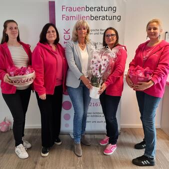 Die Bürgermeisterin Landtagsabgeordnete Elisabeth Böhm gratuliert Karin Behringer-Pfann und ihrem gesamten Team zum ersten Platz beim Bank Austria Sozialpreis 2025 und überbringt eine große blühende Orchidee fürs Büro.