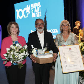 Ferry Janoska und seine Frau mit Bürgermeisterin LAbg. Elisabeth Böhm bei der Verleihung des Ehrenrings der Stadtgemeinde Neusiedl am See.
