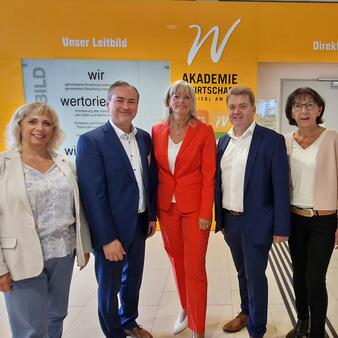 Ehrengäste rund um Bürgermeisterin Landtagsabgeordnete Elisabeth Böhm am Tag der offenen Tür in der Akademie der Wirtschaft in Neusiedl am See.