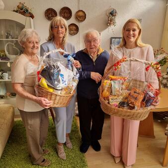 Der Jubilar mit Gattin Ilse, Bürgermeisterin Elisabeth Böhm und Landesrätin Mag. Daniela Winkler. 