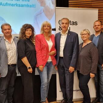 Soziallandesrat Dr. Leonhard Schneemann stellte gemeinsam mit Vertreterinnen der Trägerorganisation Caritas im Rahmen einer Informationsveranstaltung in Neusiedl am See das neue Pflegemodell mit 71 Pflegestützpunkten in 28 Pflegeregionen vor.