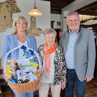 Maria Gruidl mit den Gratulanten LAbg. Bgm. Elisabeth Böhm und Stadtrat Ing. Thomas Heinrich.