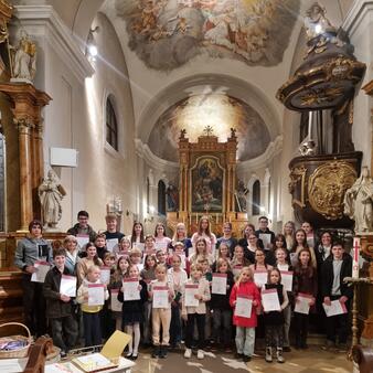 In der Stadtpfarrkirche wurden 68 Urkunden für bestandene Übertrittsprüfungen der Musikschülerinnen und Musikschüler  feierlich überreicht