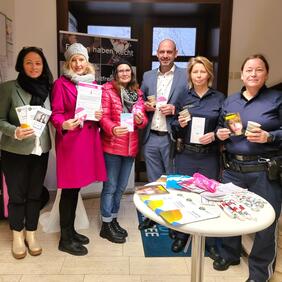 Infostand des Vereins Der Lichtblick und der Polizei zu „16 Tage gegen Gewalt an Frauen“ im Rathaus.