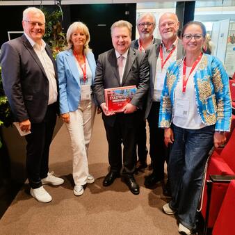 Vizepräsident des Österreichischen Städtebundes und Bürgermeister von Eisenstadt Mag. Thomas Steiner, Vorsitzende Landesgruppe Burgenland und Bürgermeisterin von Neusiedl am See LAbg. Elisabeth Böhm, Präsident des Österreichischen Städtebundes und Bürgermeister von Wien Dr. Michael Ludwig, Parndorfs Vizebürgermeister Ing. Wolfgang Daniel und Bürgermeister Ing. Wolfgang Kovacs sowie Geschäftsführerin Landesgruppe Burgenland Judith Siber-Reiner (Neusiedl am See) am 75. Österreichischen Städtetag in Leoben.