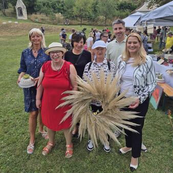 Bürgermeisterin Landtagsabgeordnete Elisabeth Böhm, Landesrätin Daniela Winkler, Geschäftsführer Christian Lidy und Obfrau Roswitha Knebelreiter beim Sommerfest des Behindertenförderungsvereins Neusiedl am See im Kalvarienbergpark neben dem Stammhaus des Vereins.