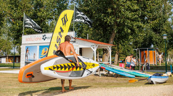 Wassersportler mit SUP im Strandbad Neusiedl am See