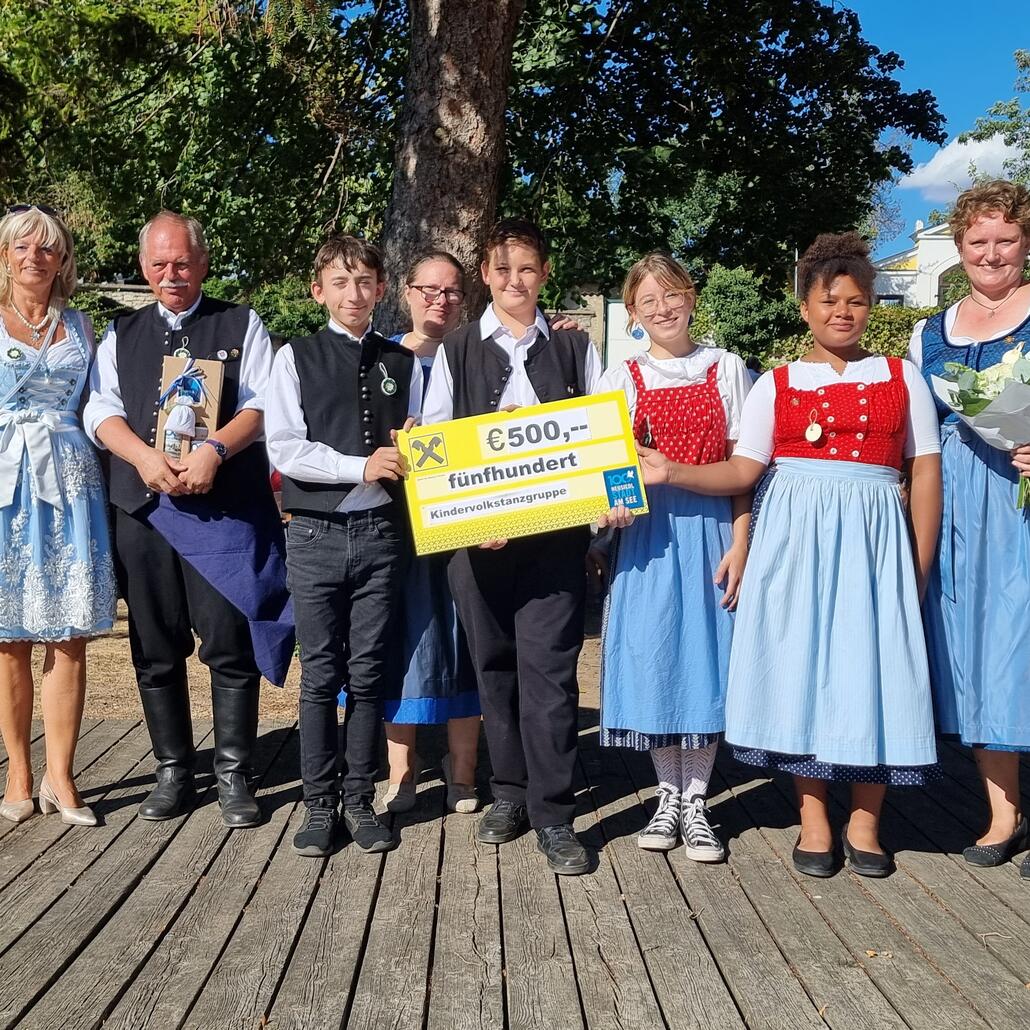Kinderfolkstanzgruppe am Attersee erhält Scheck über €500,- von Erwachsenen in Tracht