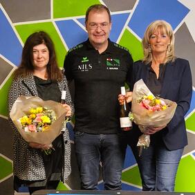 Bürgermeisterin LAbg. Elisabeth Böhm und Vizebürgermeisterin Sabine Nyikos gratulieren Obmann Claus Maurer zum Vizemeisteritel des Billardsportclubs Neusiedl am See.
