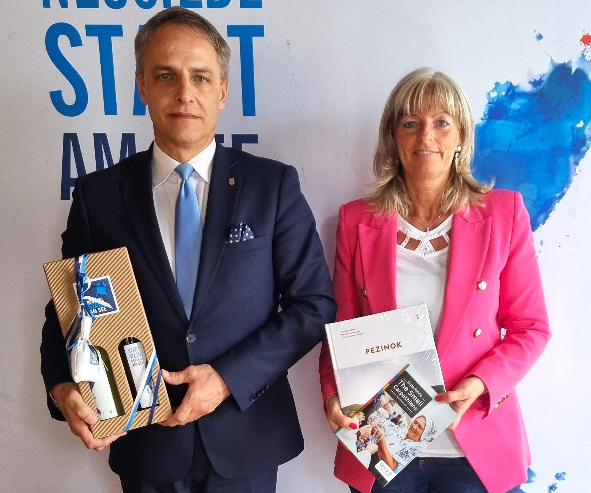 Bürgermeisterin Landtagsabgeordnete Elisabeth Böhm und der Bürgermeister von Pezinok erneuern den Kontakt der Städtepartnerschaft bei einem Arbeitstreffen im Rathaus in Neusiedl am See.