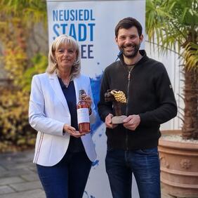 Bürgermeisterin gratuliert Winzer Christian Haider zur "Rot-Goldene-Traube" für seinen Rosewein