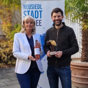 Bürgermeisterin gratuliert Winzer Christian Haider zur "Rot-Goldene-Traube" für seinen Rosewein