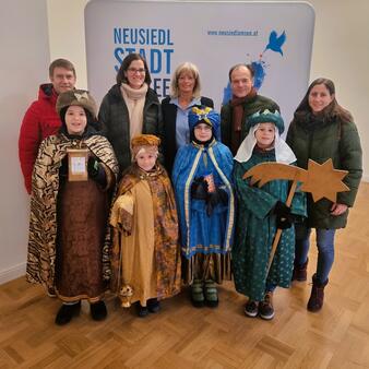 Die Sternsingerinnen und Sternsinger besuchten die Bürgermeisterin im Rathaus der Stadtgemeinde Neusiedl am See.