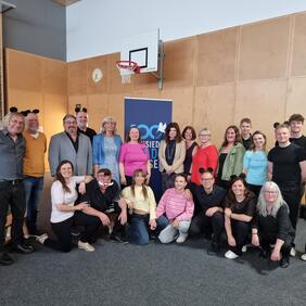 Die Bürgermeisterin LAbg. Elisabeth Böhm und Katrin Harrer mit allen Beteiligten am Disney-Konzertnachmittag im Turnsaal der Klosterschule.