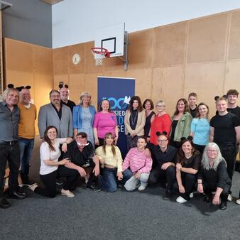 Die Bürgermeisterin LAbg. Elisabeth Böhm und Katrin Harrer mit allen Beteiligten am Disney-Konzertnachmittag im Turnsaal der Klosterschule.