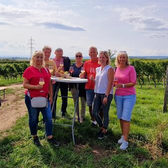 Auch die Bürgermeisterin nahm an der Sturmwanderung 2025 bei herrlichem Spätsommer durch Neusiedls älteste Weinrieden teil.