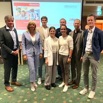 Die Ehrengäste aus Politik, Bildung und Sport bei der Eröffnung der Bundestagung der Sport- und Schimittelschulen in Neusiedl am See.