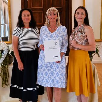 Bürgermeisterin LAbg. Elisabeth Böhm und Amtsleiterin Judith Siber-Reiner mit Birgit Edlinger, der Organisatorin des Hochzeitsevents "The Wedding Table", das am 6. September 2026 am Anger in Neusiedl am See zum ersten Mal stattfinden wird.