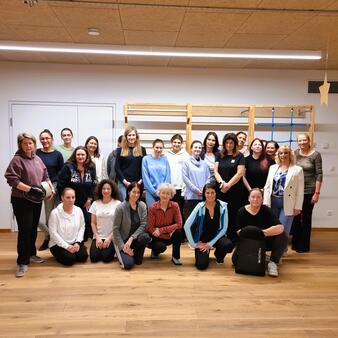 Die Teilnehmerinnen des Selbstverteidigungskurses für Frauen und Mädchen ab 14 Jahren im Bewegungsraum vom Kindergarten Storchennest.