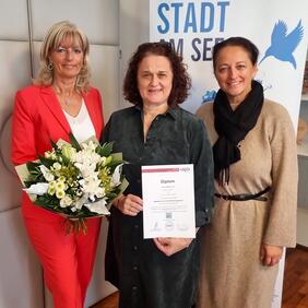 Bereichsleiterin Sabine Wegleitner, BA, hat den Diplomlehrgang „Mediation und Konfliktmanagement“ abgeschlossen und stärkt damit die Qualitätsarbeit in den städtischen Kindergärten. Die Bürgermeisterin und die Amtsleiterin gratulierten ihr zu dem erfolgreichen Abschluss im Rathaus.