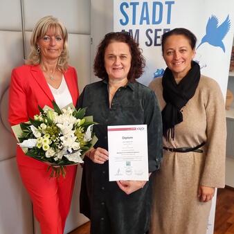 Bereichsleiterin Sabine Wegleitner, BA, hat den Diplomlehrgang „Mediation und Konfliktmanagement“ abgeschlossen und stärkt damit die Qualitätsarbeit in den städtischen Kindergärten. Die Bürgermeisterin und die Amtsleiterin gratulierten ihr zu dem erfolgreichen Abschluss im Rathaus.