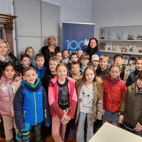 Die Schülerinnen und Schüler der dritten Klassen der Kloster-Volksschule besuchten die Bürgermeisterin im Rathaus.