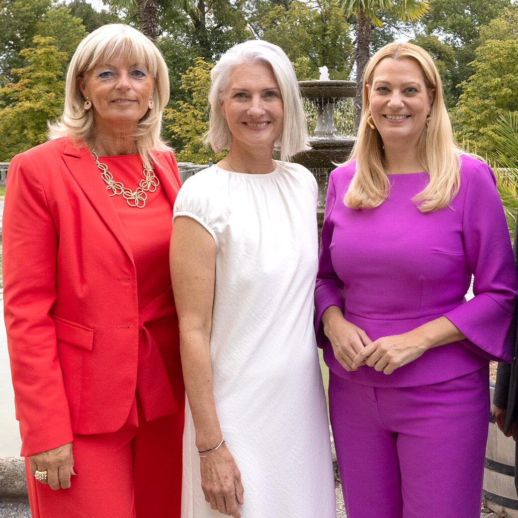 Susanne Raab, Johanna Mikl-Leitner und Margarete Schramböck stehen vor einem Brunnen.