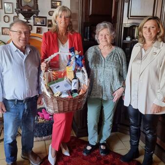 Die Jubilarin mit ihrem Gatten und den Gratulantinnen Bgm. Böhm und StR. Lichtenberger.