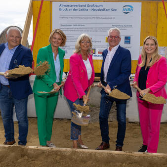 Obmann-Stellvertreter AVBN LAbg. Gerald Handig, Geschäftsführerin AVBN Mag.a Heike Reiterits, Neusiedls  Bürgermeisterin LAbg. Elisabeth Böhm, der Obmann des AVBN und Bürgermeister von Bruck an der Leitha  Gerhard Weil und Landesrätin Mag.a Daniela Winkler beim Spatenstich des neuen Zwischenpumpwerks des AVBN in Neusiedl am See.  