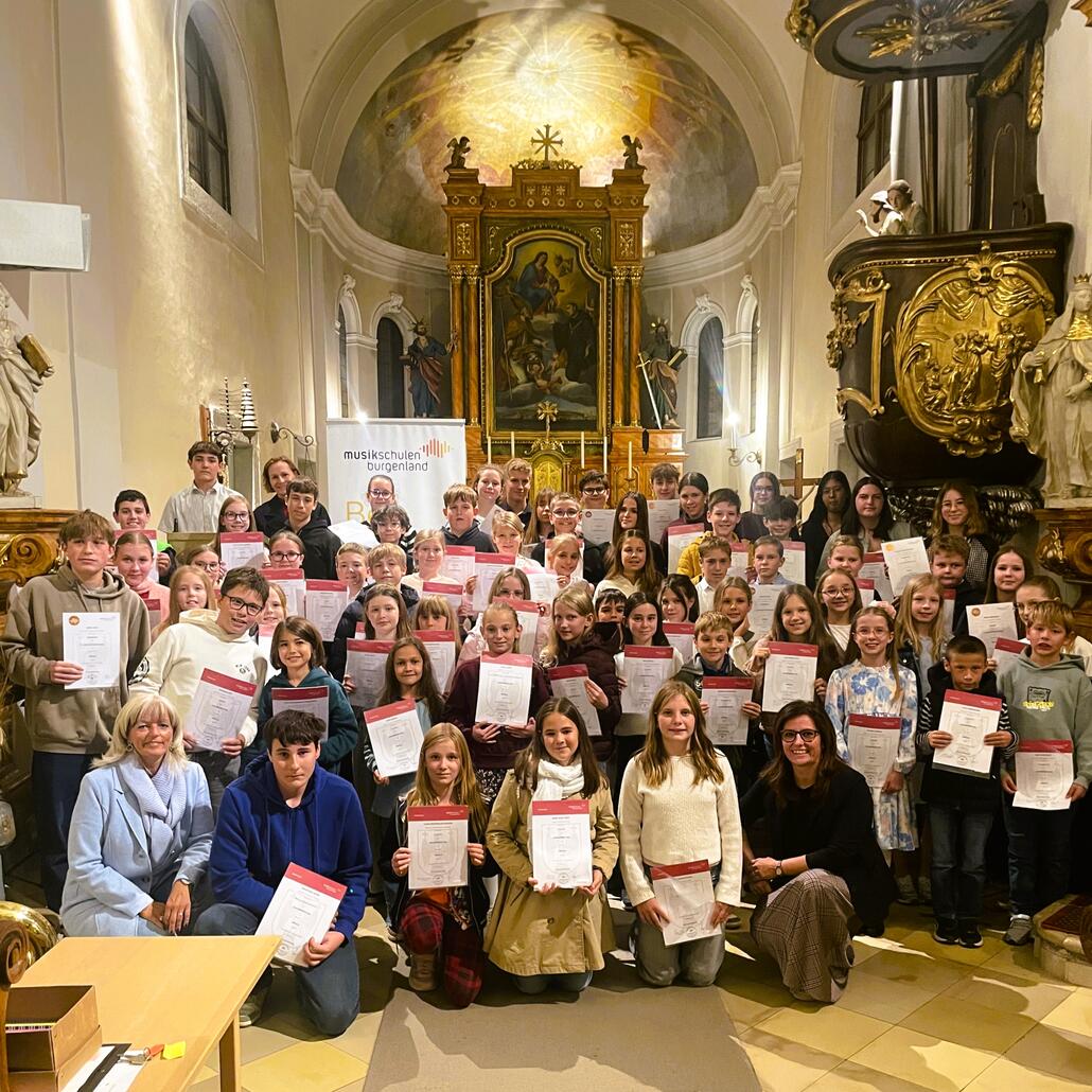Musikschulen Burgenland-Kinder mit Urkunden in Kirche