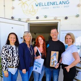 Amtsleiter Judith Siber-Reiner, Bürgermeisterin LAbg. Elisabeth Böhm und Geschäftsführer der Freizeitbetriebe Neusiedl am See GmbH Alexandra Göschl mit den neuen Pächtern des Wellenklangs Stefanie Fischer und Stephan Blaschko.