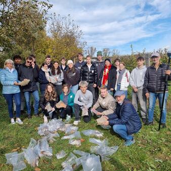 HAK Neusiedl am See auf archäologischer Spurensuche im Haniftal mit Historiker Sepp Gmasz