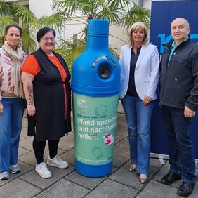 Bürgermeisterin LAbg. Elisabeth Böhm und Amtsleiterin Judith Siber-Reiner übernahmen von der Caritas den Behälter für die Pfandraising-Aktion.