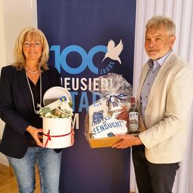Bürgermeister Szabo aus Mosonmagyarovar überbrachte Glückwünsche zum 100-Jahr-Jubiläum von Neusiedl am See.