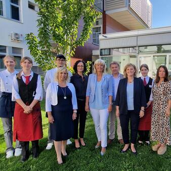 Die Ehrengäste sowie Schülerinnen und Schüler und das Lehrpersonal beim Business Breakfast im Pannoneum.