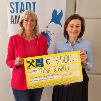 Bürgermeisterin LAbg. Elisabeth Böhm übergab die Spendensumme von 3.500 Euro an Mag.a Andrea Konrath, Geschäftsführerin der Burgenländischen Krebshilfe. 