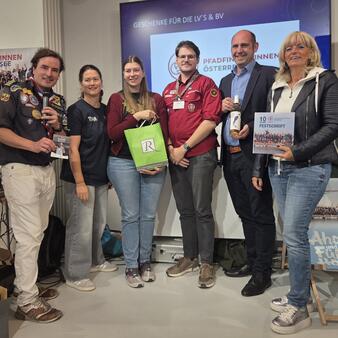 Der Gruppenleiter der Neusiedler Seepfadfindergruppe Philipp Pertl, Vizebürgermeister Stefan Wögerer, Sabrina Prochaska und Maximilian Müller vom Bundesvorstand PPÖ mit Bürgermeisterin LAbg. Elisabeth Böhm beim Burgenland Abend der Pfadfinder:innen in Neusiedl am See.